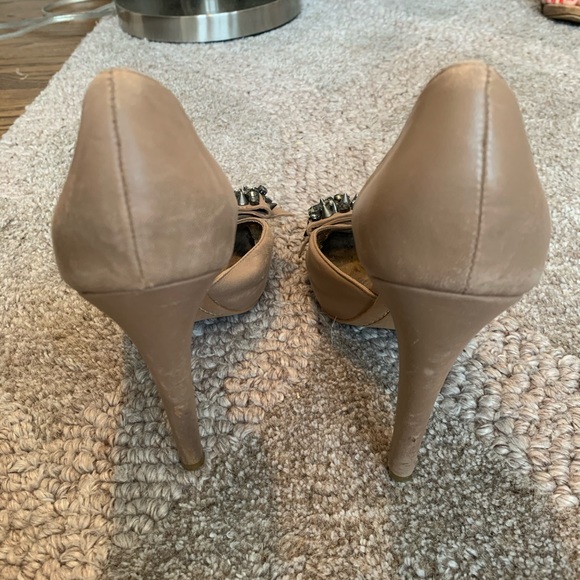 Tan leather pumps with embellished bow - Picture 5 of 6